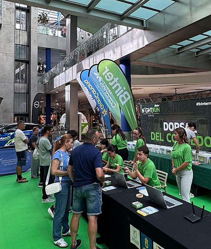 Imagen secundaria 2 - Últimos dorsales, camisetas y sonrisas de cara a la Binter NightRun