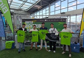 Últimos inscritos recogiendo sus dorsales, camisetas y kits de carrera.