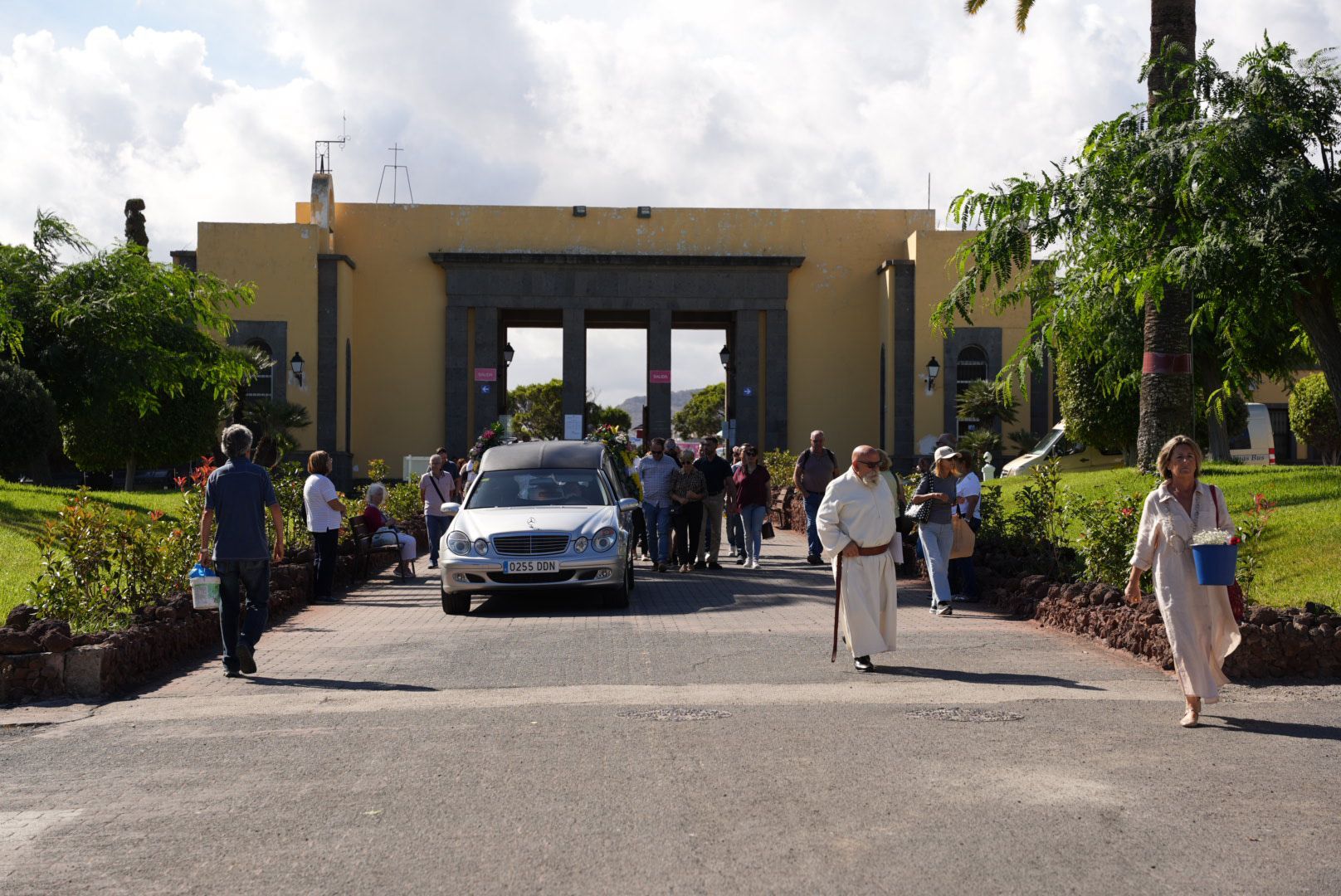 El Cementerio de San Lázaro se llena de flores por el Día de Todos los Santos
