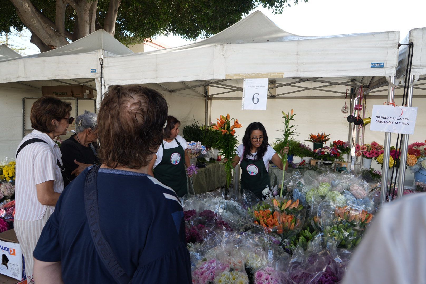 El Cementerio de San Lázaro se llena de flores por el Día de Todos los Santos