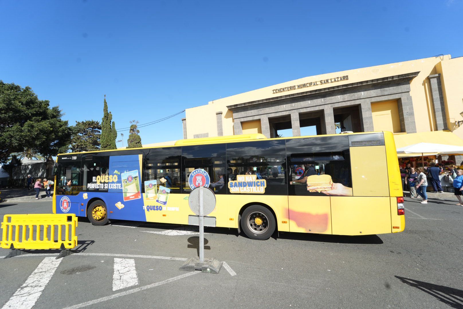 El Cementerio de San Lázaro se llena de flores por el Día de Todos los Santos