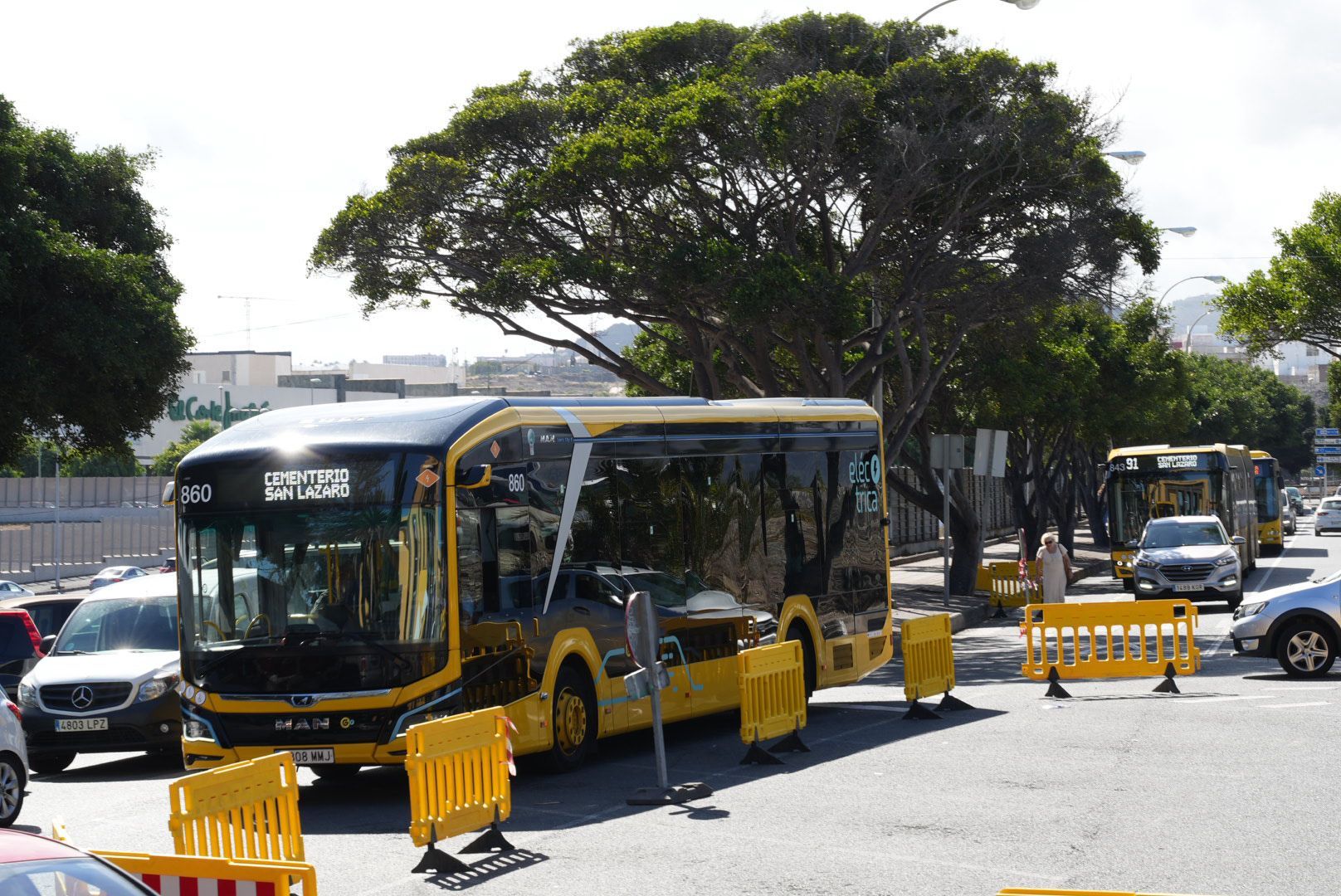 El Cementerio de San Lázaro se llena de flores por el Día de Todos los Santos