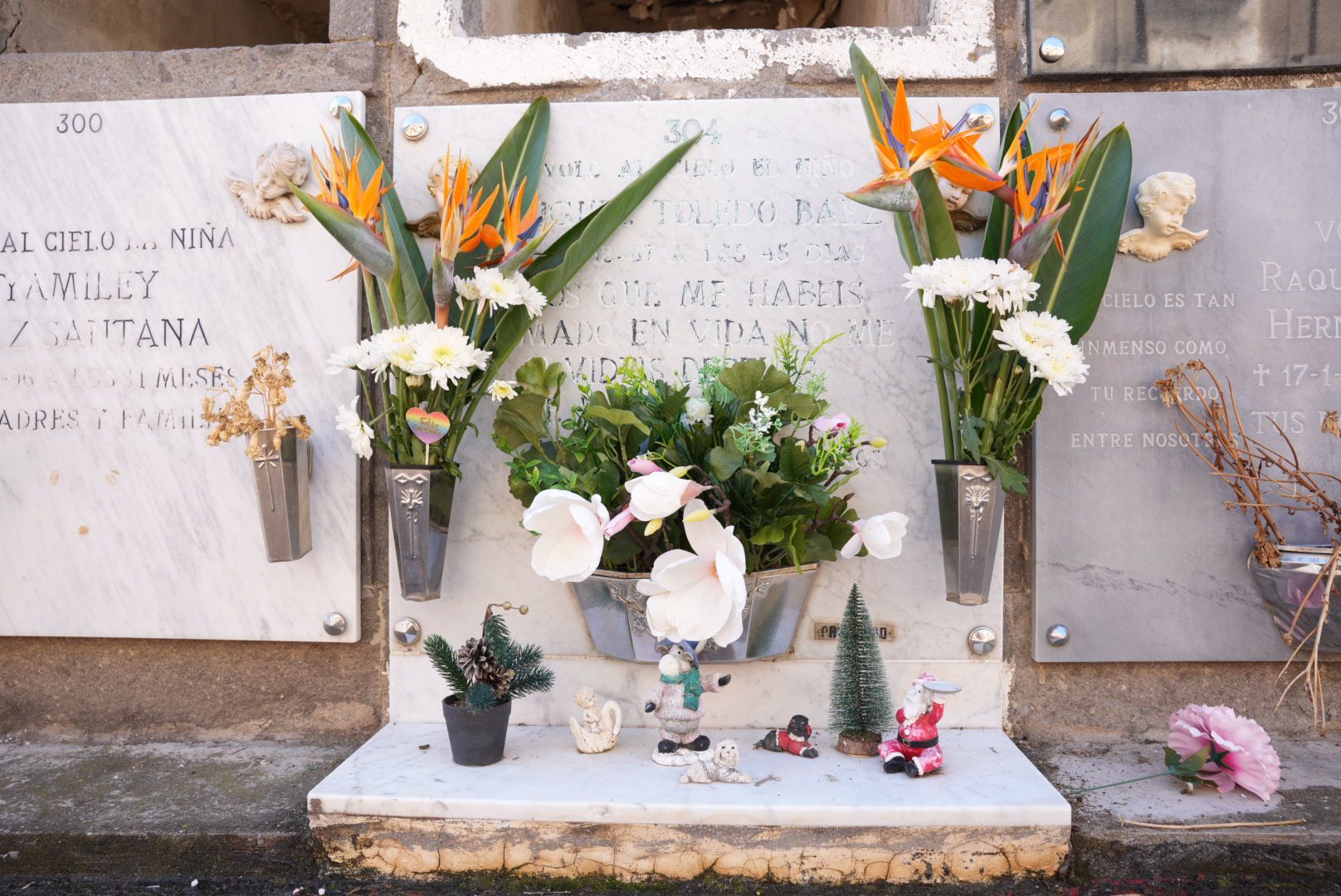 El Cementerio de San Lázaro se llena de flores por el Día de Todos los Santos
