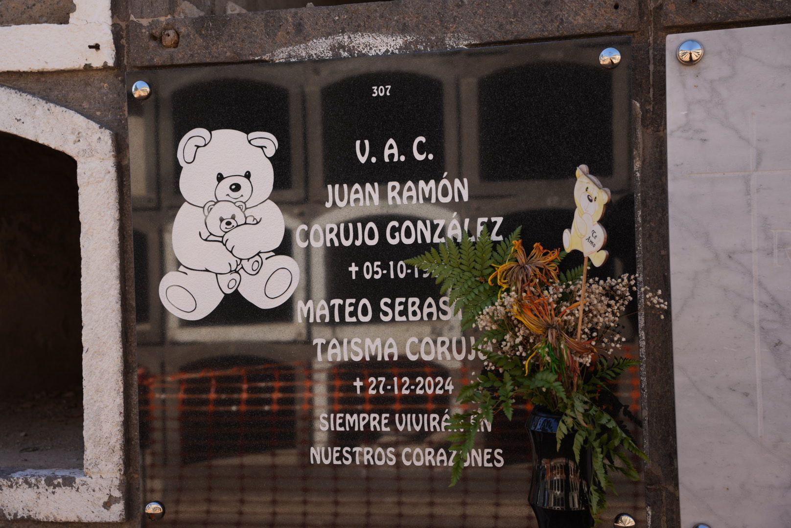 El Cementerio de San Lázaro se llena de flores por el Día de Todos los Santos