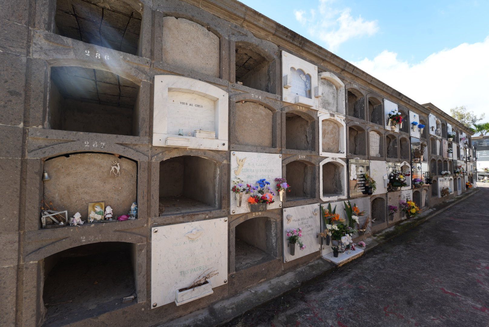 El Cementerio de San Lázaro se llena de flores por el Día de Todos los Santos