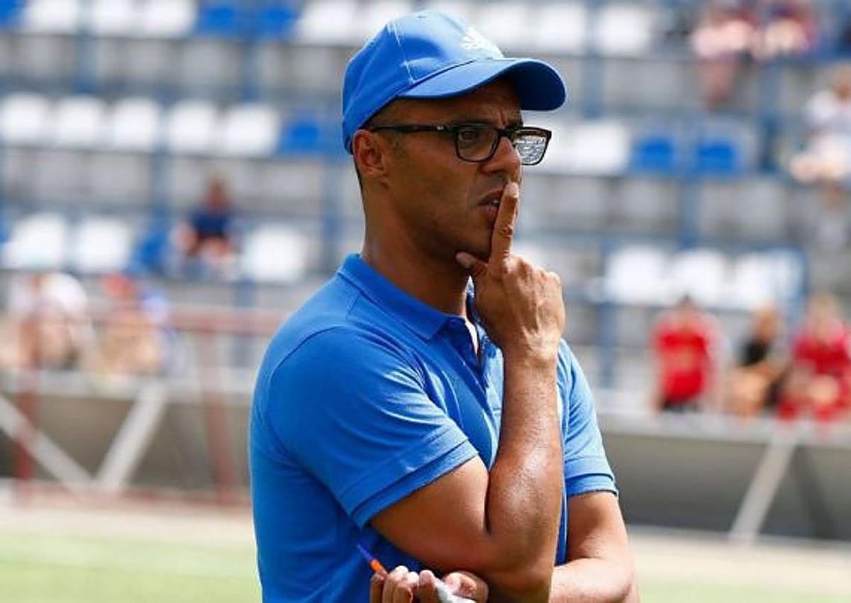 Imagen secundaria 1 - Arriba, Miguel Ángel Ramírez en su etapa en Charlotte, en Estados Unidos, entre otros clubes y países que jalonan su currículum. Abajo a la izquierda, David Deogracia, que ya probó fortuna en Tailandia y Marruecos antes de ir a Rusia. A la derecha, Yeray Rodríguez, en las instalaciones del Al-Arabi SC de Catar.