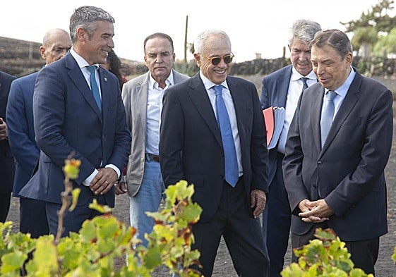 Momento del recorrido guiado de autoridades a las dependencias de El Grifo.