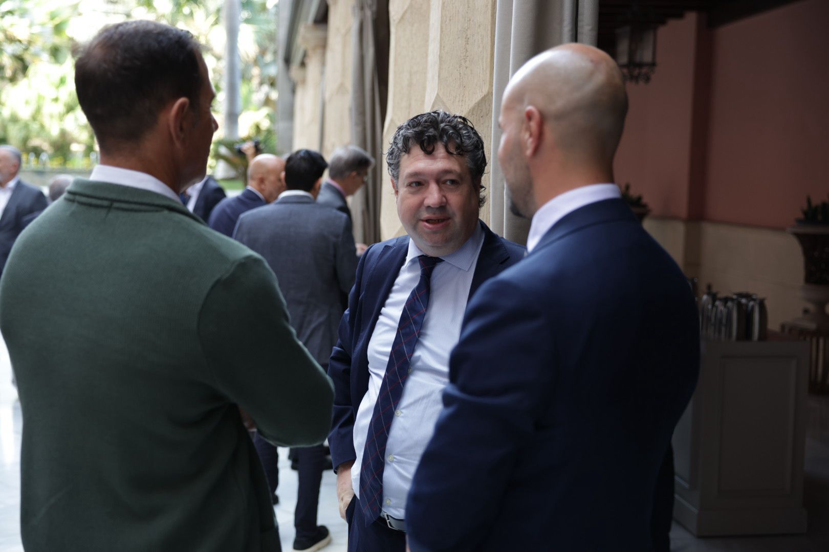 Los asistentes a la conferencia del exdirector del CNI Jorge Dezcallar