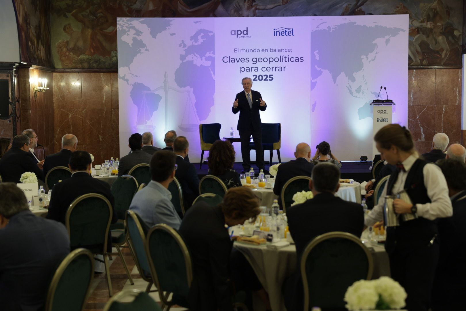 Los asistentes a la conferencia del exdirector del CNI Jorge Dezcallar