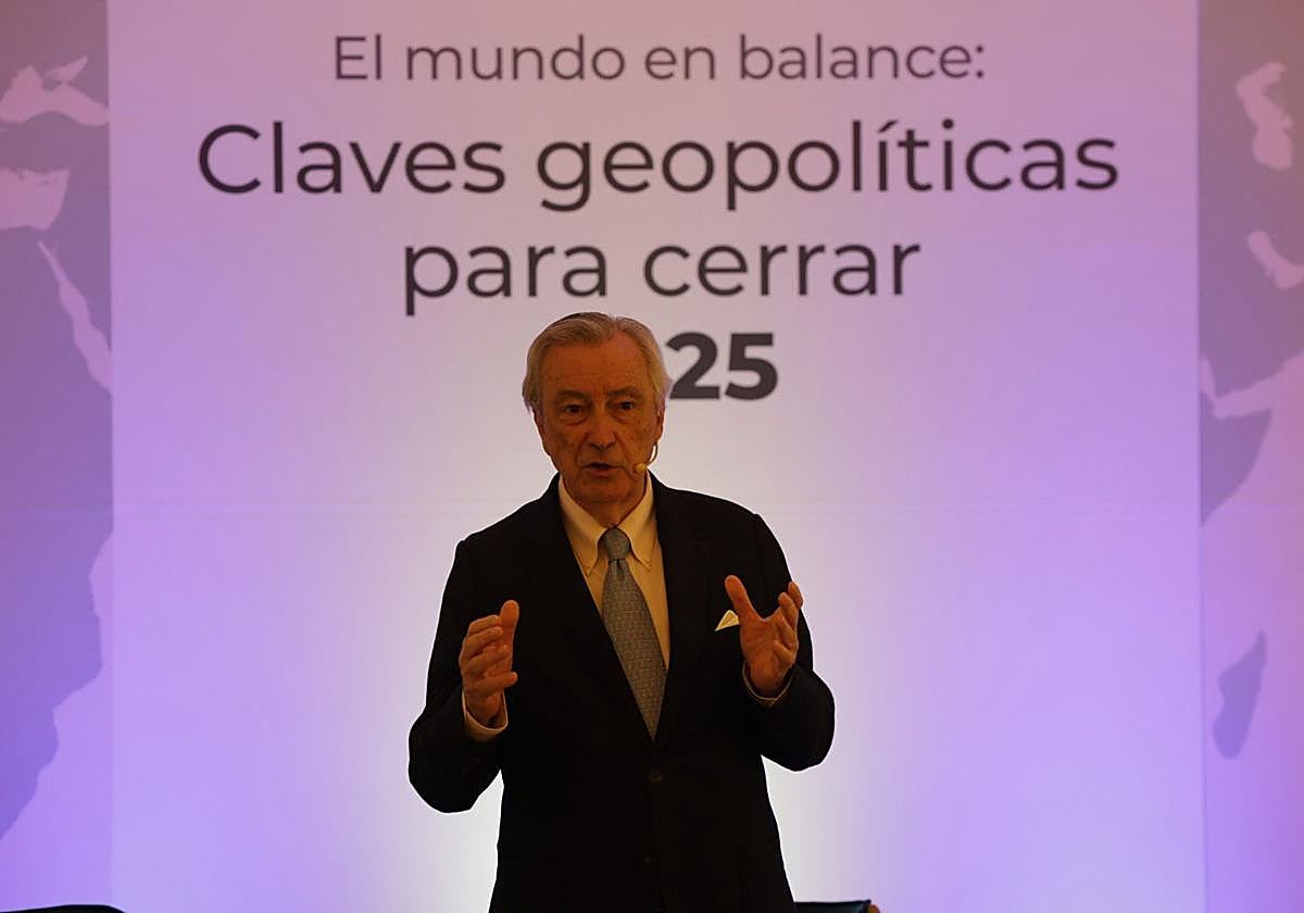 Los asistentes a la conferencia del exdirector del CNI Jorge Dezcallar