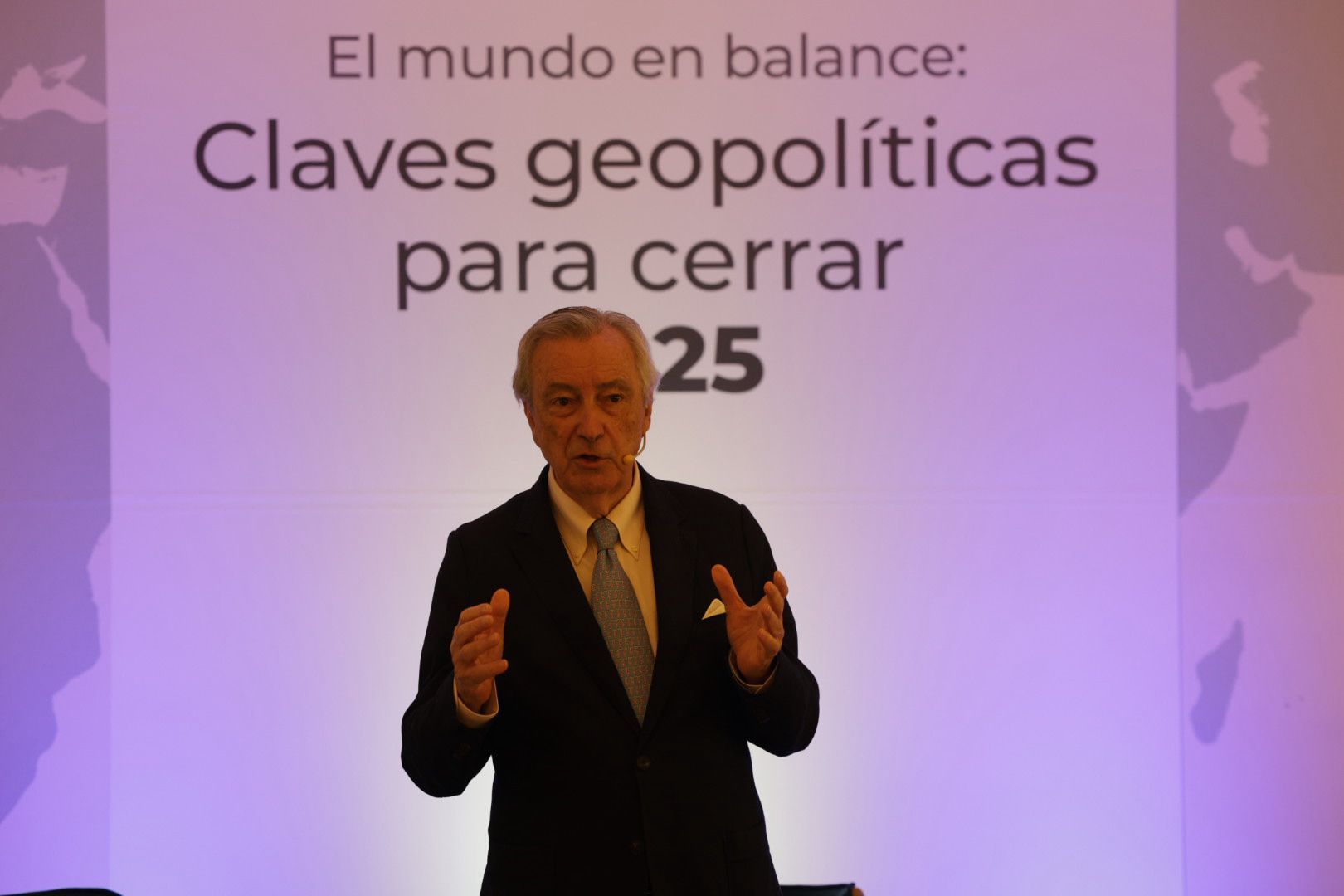 Los asistentes a la conferencia del exdirector del CNI Jorge Dezcallar