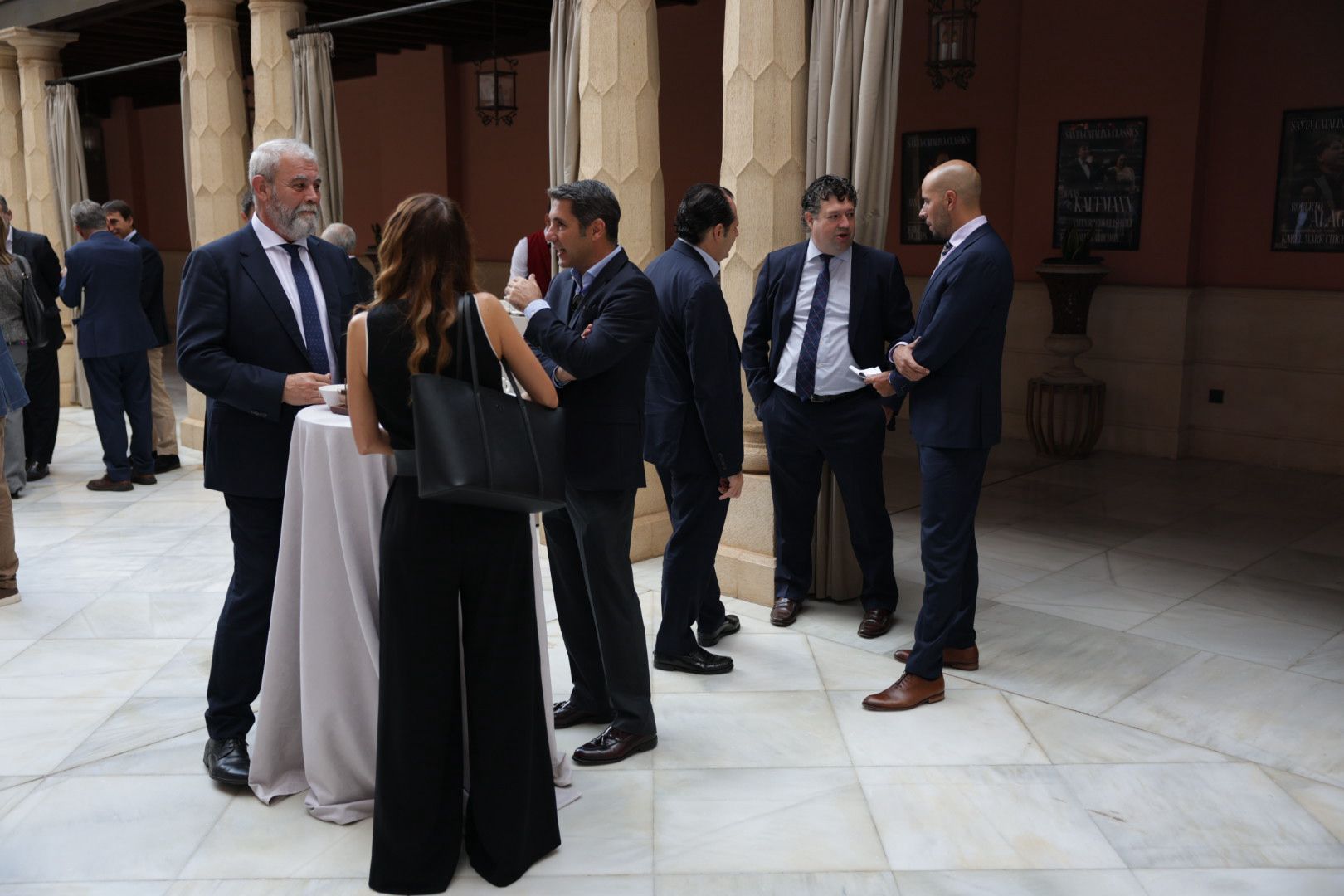 Los asistentes a la conferencia del exdirector del CNI Jorge Dezcallar