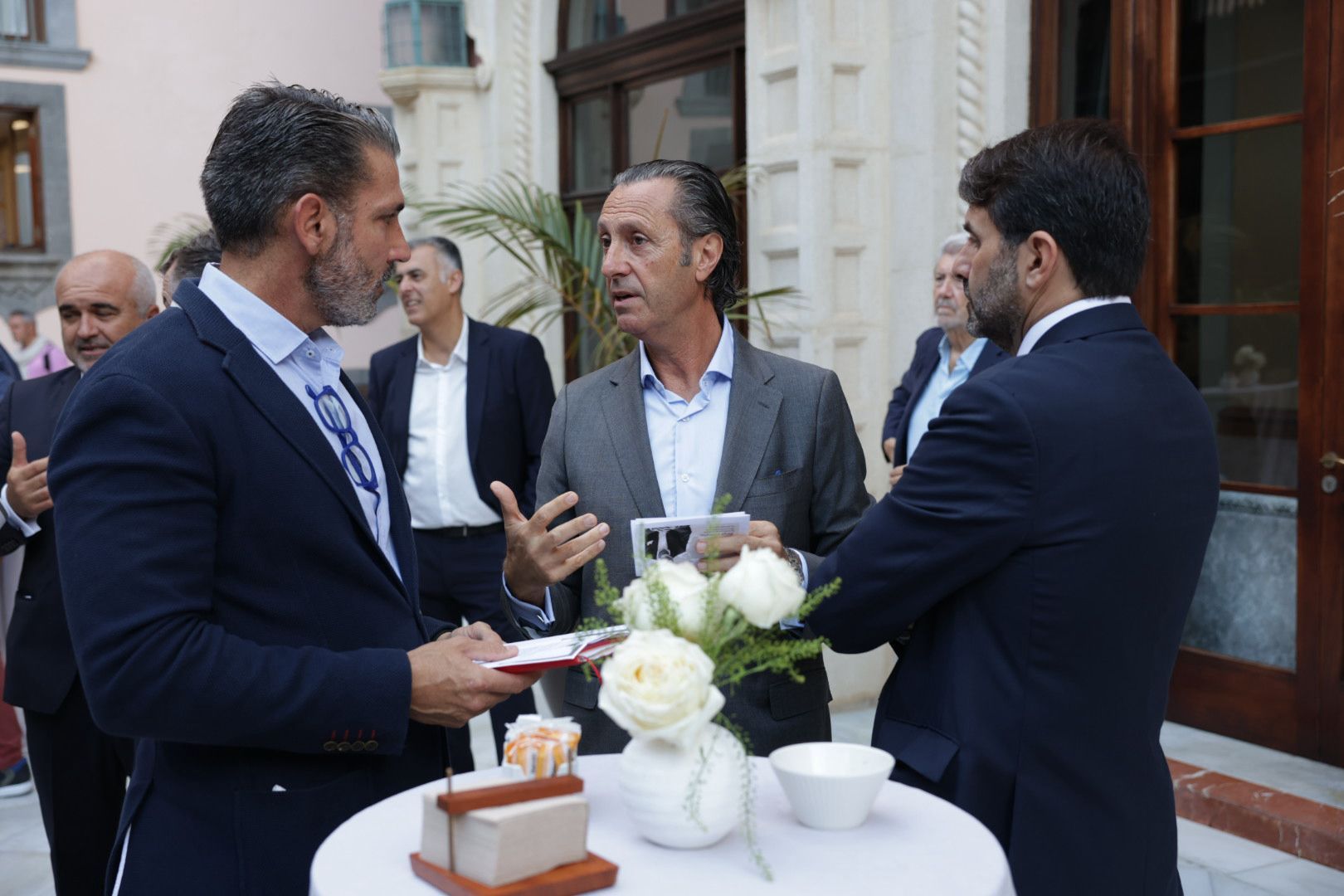 Los asistentes a la conferencia del exdirector del CNI Jorge Dezcallar