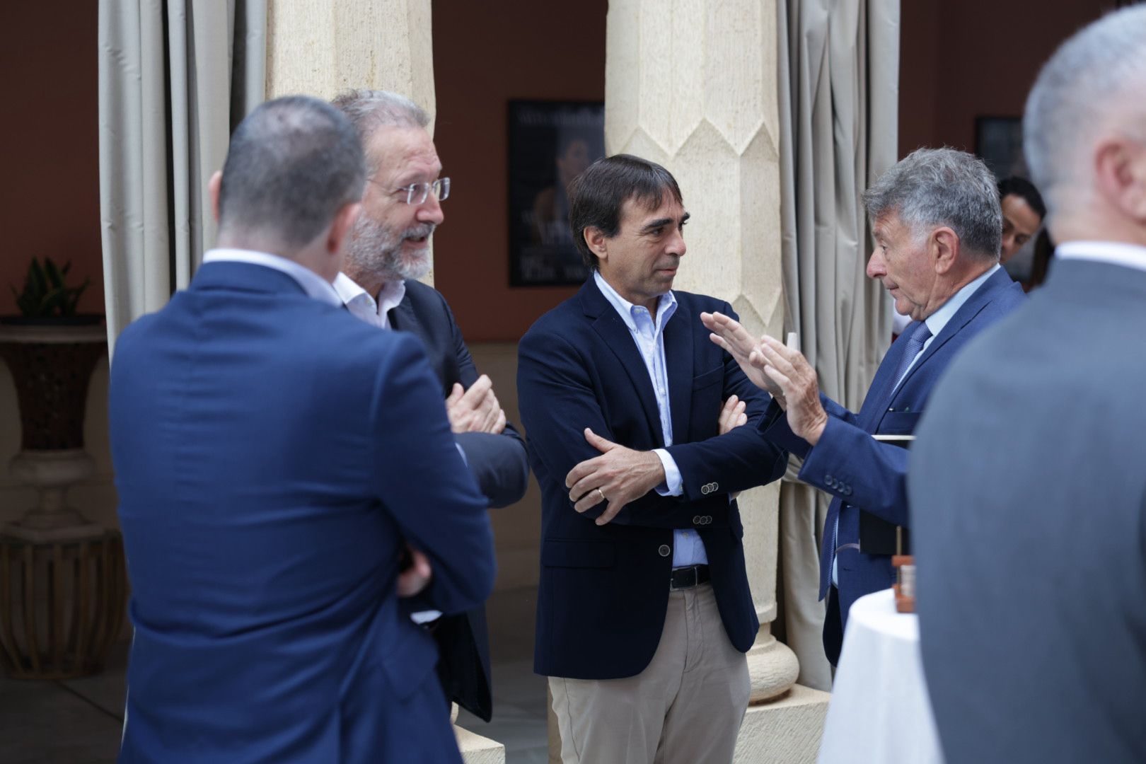 Los asistentes a la conferencia del exdirector del CNI Jorge Dezcallar