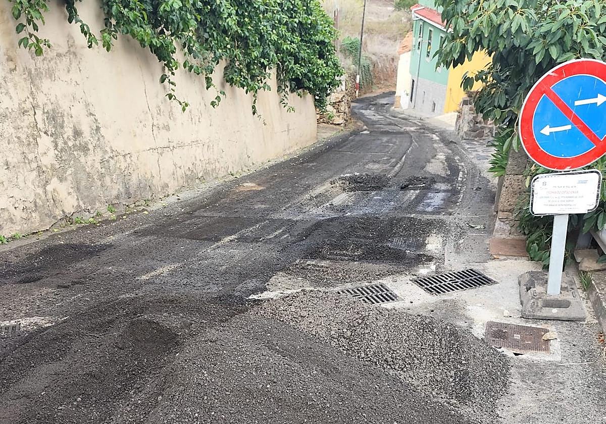 La carretera del Camino Real del Álamo, en Teror, que será asfaltada durante el lunes y el martes.
