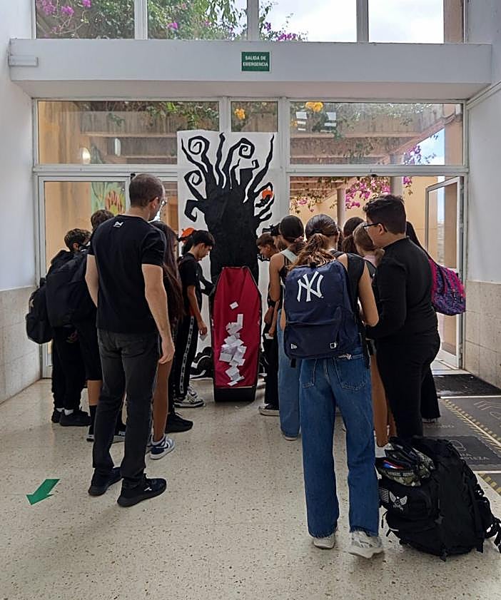 Imagen secundaria 2 - Los finaos convivieron con Halloween en el centro.
