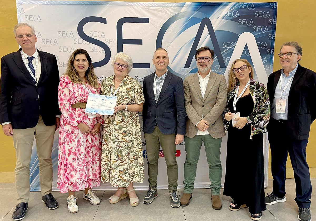 Foto entrega del diploma. De izquierda a derecha: Carlos Bezos, Yurena Rivero, Inmaculada Mediavilla, Fabio Colamarino, Oriol Santana, Alicia Hernández y Manel Santiñá.