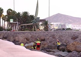 La dificultad para acceder a la escollera complicó el rescate del cuerpo este jueves.