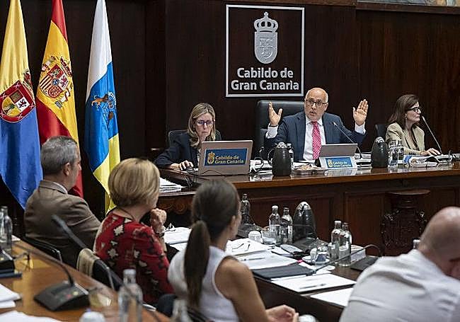 El presidente del Cabildo, brazos en alto, dirigiéndose a los consejeros del PP.