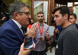 Vito Quiles (d) hace una pregunta al portavoz parlamentario socialista, Patxi López.