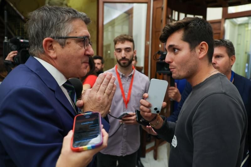 Vito Quiles (d) hace una pregunta al portavoz parlamentario socialista, Patxi López.