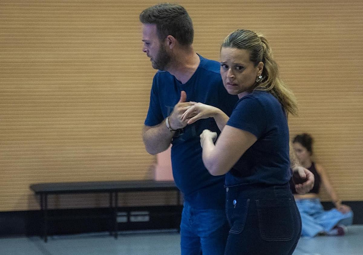 Imagen principal - Dos momentos del ensayo y José Guadalupe, director musical de 'Negrín, la ópera'.