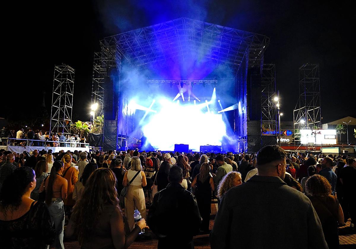 La plaza de la Música coge color antes de la actuación de Craig David