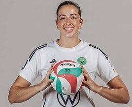 Lola Hernández Van den Bosch posa sonriente durante la sesión de fotos oficial para el curso 2025-26 en la Liga iberdrola y en el torneo europeo.