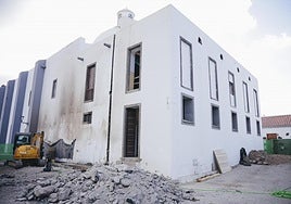 Instalación de micropilotes en el perímetro del templo y corte vertical de la parte que será demolida tras culminar la cimentación.