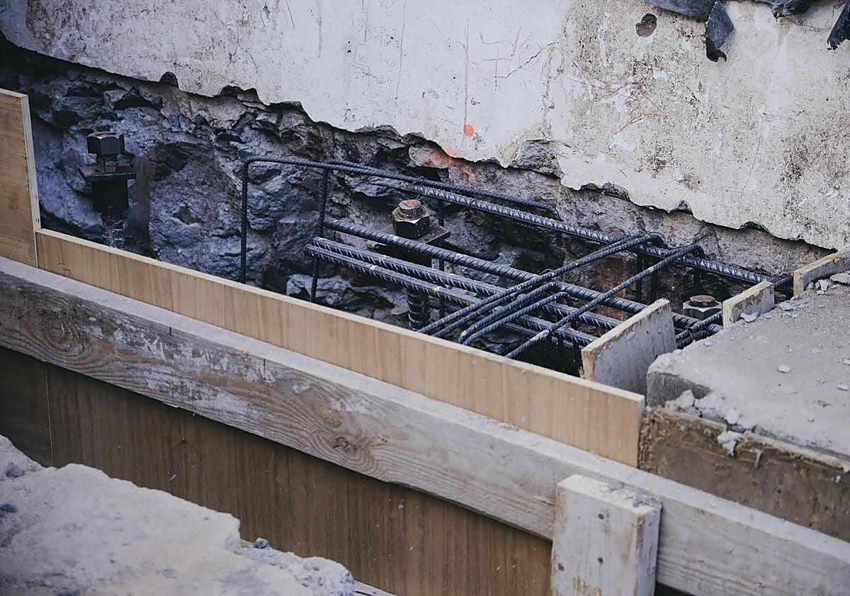 Imagen principal - Las obras en la iglesia de Santa Lucía, con el 70% de micropilotes colocados