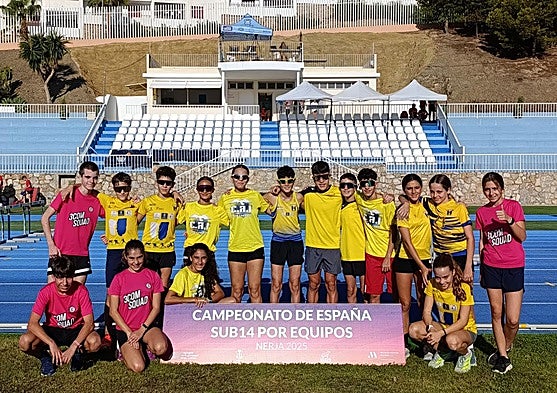 Imagen de los equipos masculino y femenino sub 14 que participaron recientemente en el Campeonato de España celebrado en Nerja (Málaga).