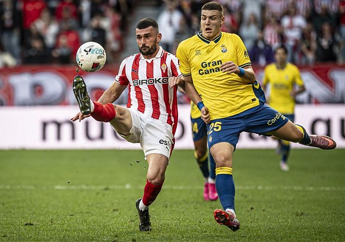 La UD sigue intentando adelantarse en el intenso choque de El Molinón.