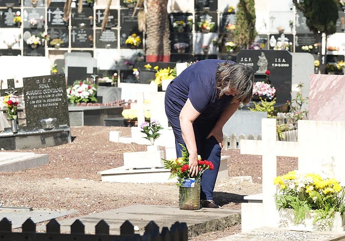 Imagen principal - Emotivo domingo en los cementerios de la capital grancanaria.