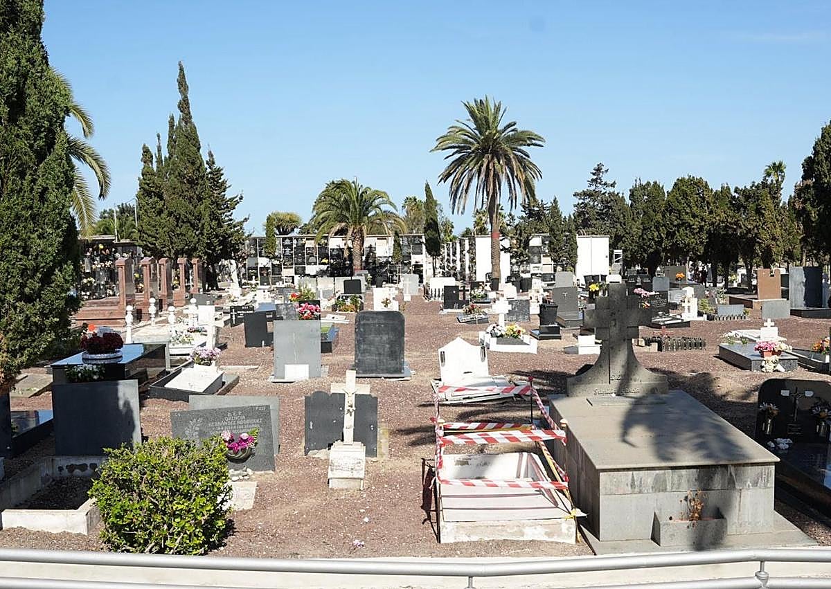 Imagen secundaria 1 - Emotivo domingo en los cementerios de la capital grancanaria.