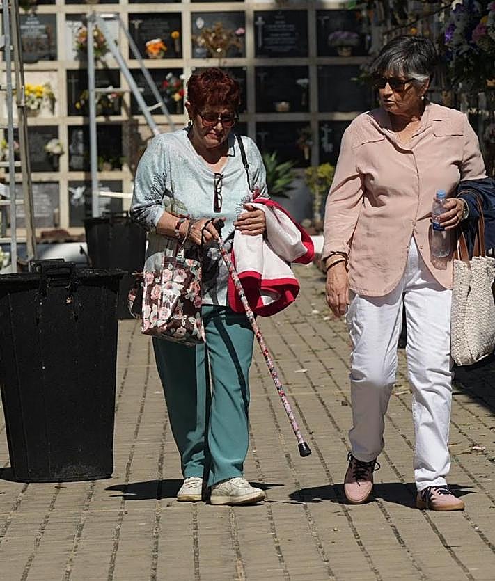 Imagen secundaria 2 - Emotivo domingo en los cementerios de la capital grancanaria.