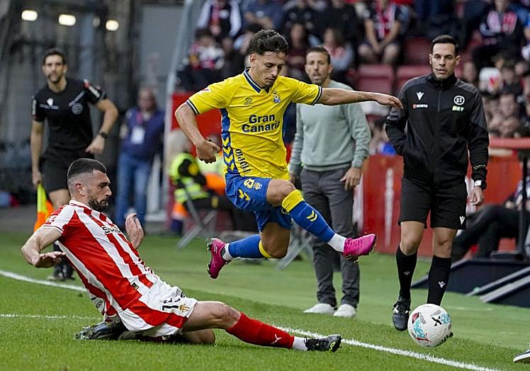 Iván Gil salta a un defensor.