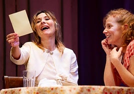 Nathalie Poza (izquierda) y María Vázquez, como Blanche y Stella Dubois.