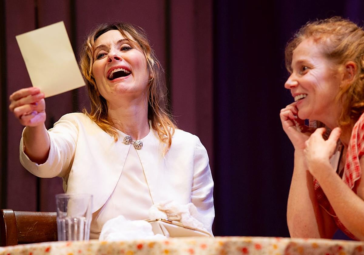 Nathalie Poza (izquierda) y María Vázquez, como Blanche y Stella Dubois.