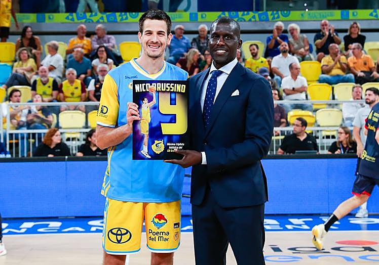 Imagen de Savané en el pasado duelo de ACB, donde rindieron homenaje al argentino Nico Brussino tras convertirse en el tercer máximo triplista en la historia del club en la competición liguera.