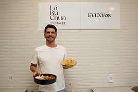 Nauzet, uno de los dueños del local con su ensaladilla y carne fiesta.