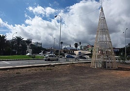 En la rotonda de Daora ya se ha instalado un árbol de lentejuelas doradas de 10 metros de altura.
