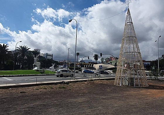 En la rotonda de Daora ya se ha instalado un árbol de lentejuelas doradas de 10 metros de altura.