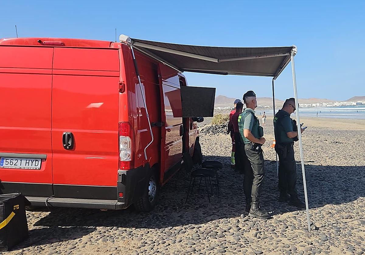 Puesto de control del dispositivo de búsqueda en la playa de Famara.