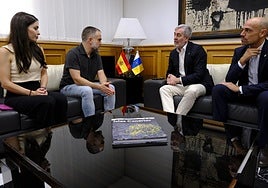 Raúl Incertis (segundo por la izquierda) en su reunión de este lunes con Fernando Clavijo (segundo por la derecha).