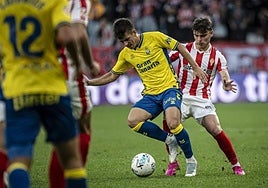 Manu Fuster, durante el partido ante el Sporting de Gijón en El Molinón.