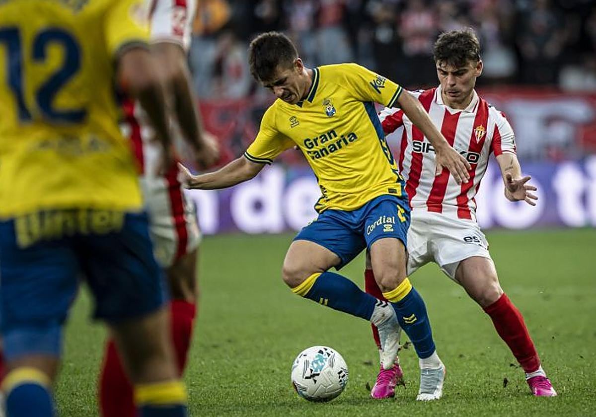Manu Fuster, durante el partido ante el Sporting de Gijón en El Molinón.