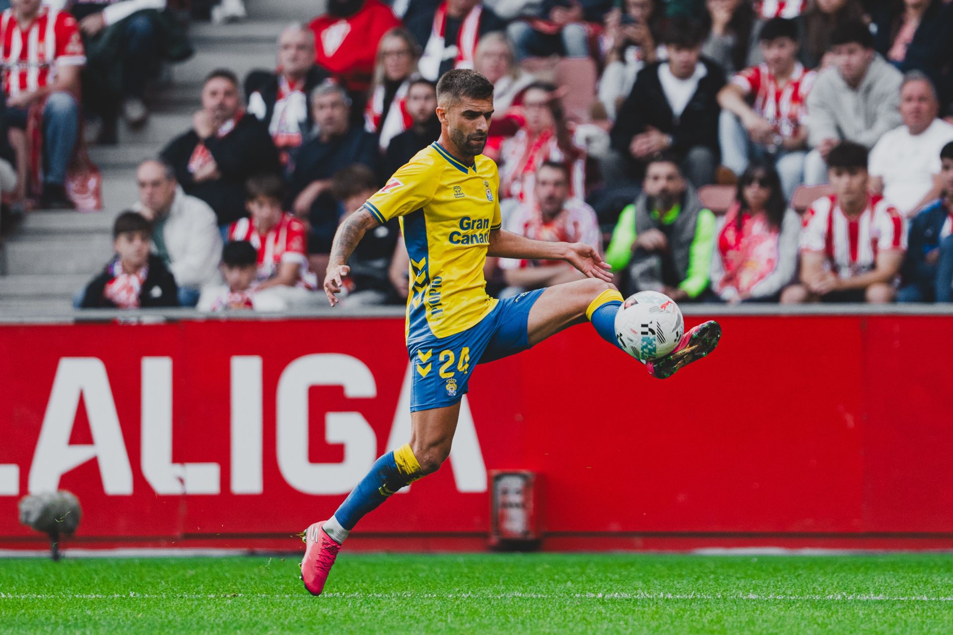 Pejiño controla la pelota en El Molinón.
