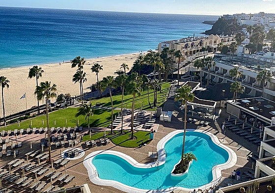 La piscina del hotel da directamente a las playas de sotavento de Jandía, en el municipio de Pájara.