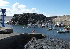 El refugio pesquero de El Cotillo, que está al abrigo del Roque de la Mar.