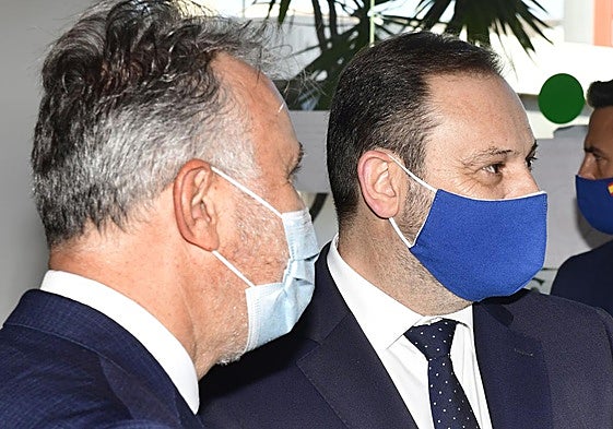 Imagen de Torres, cuando era presidente de Canarias con el que fue ministro y secretario de Organización del PSOE a nivel federal.